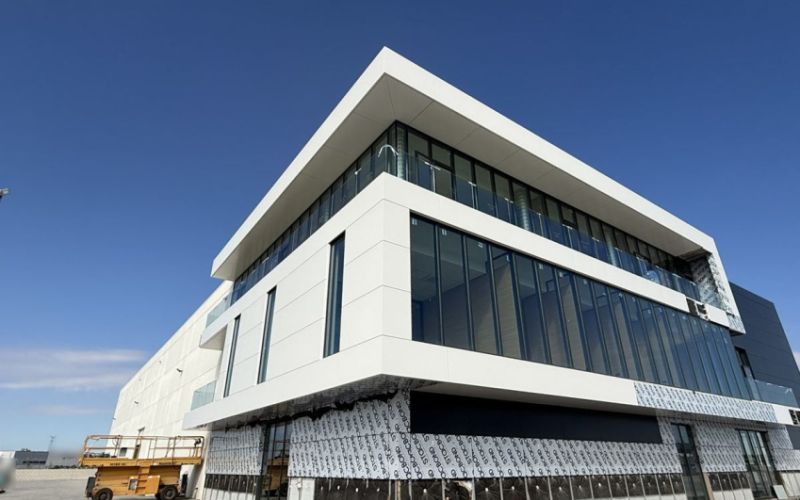 Nave tecnológica de 5.000 m² y oficinas en Pinto